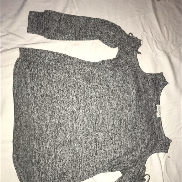 Cute cold shoulder top. - Picture 2 of 3